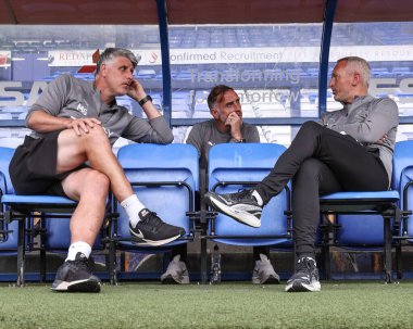 Blackpool 'un antrenör yardımcısı Mike Garrity Richard Keogh Blackpool' un ilk takım koçu ve Neil Critchley 30 Temmuz 2024 'te İngiltere Prenton Park Birkenhead' de oynanan Tranmere Rovers-Blackpool maçında Blackpool baş antrenörü. 