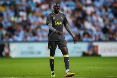 Everton 'dan Abdoulaye Doucour, Coventry City, Everton' a karşı 30 Temmuz 'da Coventry Building Society Arena, Coventry, İngiltere' de oynanan sezon öncesi dostluk maçı sırasında 