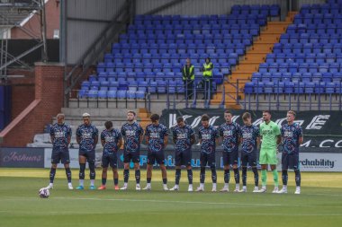 Oyuncular, 30 Temmuz 2024 'te Birkenhead, İngiltere' deki Prenton Park 'ta oynanan ve sezon öncesi dostluk maçı sırasında Southport' ta hayatını kaybeden çocukları anmak için bir dakikalık saygı duruşunda bulundular.