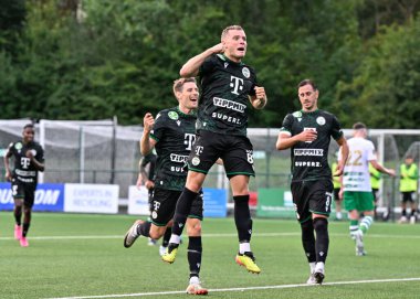 Ferencvros takımından Philippe Rommens, UEFA Şampiyonlar Ligi İkinci Eleme Turu 'nda 30 Temmuz 2024' te Park Hall, Oswestry, İngiltere 'de oynanan The New Saints vs Ferencvros maçında 0-2 Ferencvros' a ulaşma hedefini kutluyor.