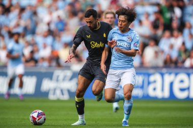 Everton 'dan Dwight McNeil, Coventry City' nin Coventry Building Society Arena, Coventry, İngiltere 'de 30 Temmuz 2024' te oynanan Coventry City-Everton maçında Coventry City 'den Tatsuhiro Sakamoto' yu durdurdu.