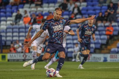 Blackpool 'dan Jordan Rhodes, 30 Temmuz 2024' te İngiltere 'nin Birkenhead kenhead kenti Prenton Park' ta oynanan Tranmere Rovers-Blackpool maçında 2-1 öne geçerek penaltı aldı.