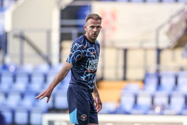 Blackpool 'dan Jordan Rhodes 30 Temmuz 2024' te Birkenhead, Birton Park 'ta oynanan Tranmere Rovers-Blackpool maçında takımına talimat verdi.