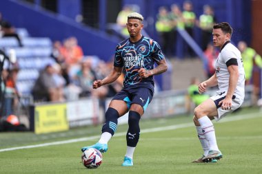 Blackpool 'dan Jordan Gabriel, 30 Temmuz 2024' te Birkenhead, İngiltere 'deki Prenton Park' ta oynanan Tranmere Rovers-Blackpool maçında pas verdi.