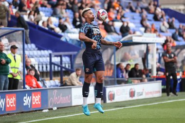 Blackpool 'dan Jordan Gabriel, 30 Temmuz 2024' te Birkenhead, İngiltere 'deki Prenton Park' ta oynanan Tranmere Rovers-Blackpool maçında topu kontrol ediyor.
