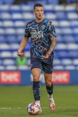 Blackpool 'dan Olly Casey, 30 Temmuz 202' de Birkenhead, İngiltere 'deki Prenton Park' ta oynanan Tranmere Rovers-Blackpool maçında pas arıyor.