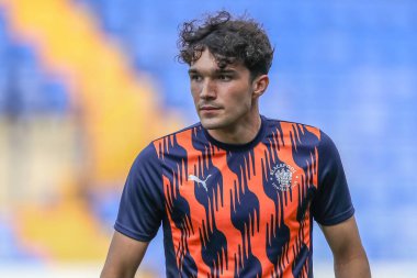 Blackpool 'dan Kyle Joseph, 30 Temmuz 202' de İngiltere, Birkenhead 'deki Prenton Park' ta oynanan sezon öncesi hazırlık maçında Tranmere Rovers 'a karşı Blackpool maçında ısındı.