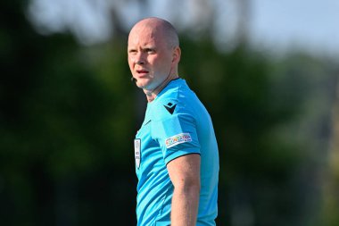 Hakem Ivar Kristjansson UEFA Avrupa Konferans Ligi 2. tur eleme karşılaşmasında Caernarfon Town, Legia Varşova 'ya karşı Nantporth, Bangor, Birleşik Krallık, 1 Ağustos 202