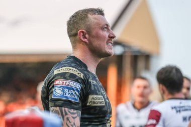 Leigh Leopards 'dan Josh Charnley, Castleford' un 20. Betfred Süper Ligi karşılaşmasında 4-0 öne geçtiği The Mend-A-Hose Jungle, Castleford, İngiltere 'de oynanan Castleford - Leopards maçında büyük ekrana bakıyor.