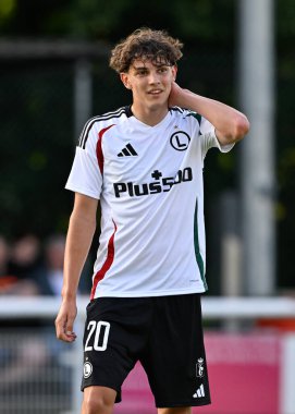 Legia Warszawa 'dan Jakub ewakow UEFA Avrupa Konferans Ligi İkinci Ön eleme karşılaşmasında Caernarfon Town ile Legia Varşova arasında 1 Ağustos 2024' te Nantporth, Bangor, Birleşik Krallık 'ta karşı karşıya geldi.