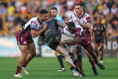 Leigh Leoparları 'ndan Josh Charnley, Castleford Tigers' dan Muizz Mustapha tarafından 1 Ağustos 2024 'te The Mend-A-Hose Jungle, Castleford, İngiltere' de oynanan 20.