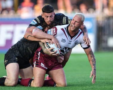 Castleford Tigers 'dan Joe Westerman, Leigh Leopards' dan Robbie Mulhern tarafından The Mend-A-Hose Jungle, Castleford, Birleşik Krallık, 1 Ağustos 2024 'te oynanan 20.