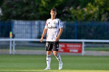Legia Warszawa 'dan Jakub Adkonis UEFA Avrupa Konferansı Ligi 2. tur ön eleme karşılaşmasında Caernarfon Town, Nantporth, Bangor, Birleşik Krallık' ta 1 Ağustos 2024 tarihinde Legia Varşova 'ya karşı