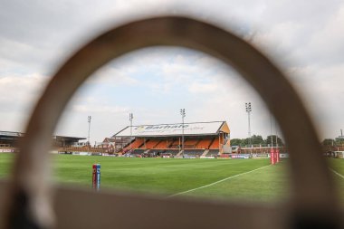The Mend-A-Hose Jungle, Castleford Ormanı, Castleford, Birleşik Krallık, 1 Ağustos 2024 'te oynanan Betfred Süper Lig 20. raundunun önündeki kemer korkuluklarından genel bir manzara.