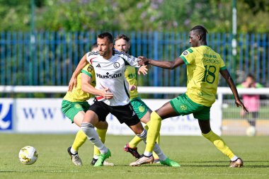 Legia Warszawa 'dan Tom Pekhart, UEFA Avrupa Konferans Ligi 2. tur eleme karşılaşması sırasında Nantporth, Bangor, İngiltere, 1 Ağustos 2024' te Legia Warsaw 'a karşı Caernarfon Town - Legia Varşova maçında baskı altında forvete geçti.