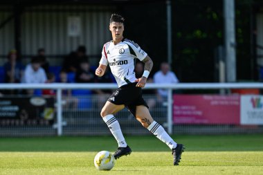 Legia Warszawa 'dan Sergio Barcia, UEFA Avrupa Konferans Ligi 2. tur eleme karşılaşmasında pas verdi. 2. Raund Caernarfon Town, Nantporth, Bangor, Birleşik Krallık' ta Legia Varşova 'ya karşı.