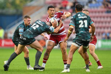 Wigan Warriors takımından Tyler Dupree, 1 Ağustos 2024 'te Wigan, Wigan, İngiltere' deki Wigan Stadyumu 'nda oynanan Betfred Süper Lig 20. raundunda Huddersfield Giants maçında Huddersfield Giants' a karşı Huddersfield Giants 'dan Sam Hewitt ile karşı karşıya geldi.