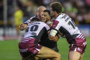 Leigh Leoparları 'ndan Darnell Mcintosh Castleford Tigers' dan Luis Johnson ve Castleford Tigers 'tan George Lawler tarafından The Mend-A-Hose Jungle, Castleford, United' da oynanan Betfred 20.