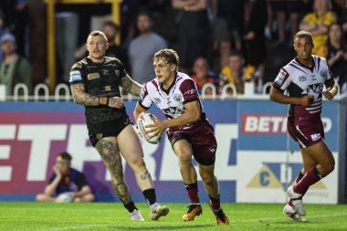 Castleford Tigers 'dan Fletcher Rooney topu Betfred Süper Lig 20. Raundunda Castleford Tigers - Leigh Leopards maçında koşuyor The Mend-A-Hose Jungle, Castleford, Birleşik Krallık, 1 Ağustos 2024