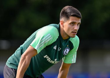 Legia Warszawa 'dan Bartosz Kapustka, UEFA Avrupa Konferans Ligi 2. tur eleme karşılaşması öncesinde ısınıyor. 1 Ağustos 2024' te Nantporth, Bangor, Birleşik Krallık 'ta Caernarfon Town ile Legia Varşova karşılaşması.