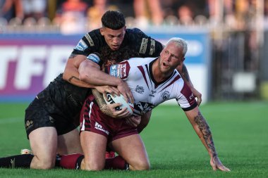 Castleford Tigers 'dan Joe Westerman, Leigh Leopards' dan Robbie Mulhern tarafından The Mend-A-Hose Jungle, Castleford, Birleşik Krallık, 1 Ağustos 2024 'te oynanan 20.