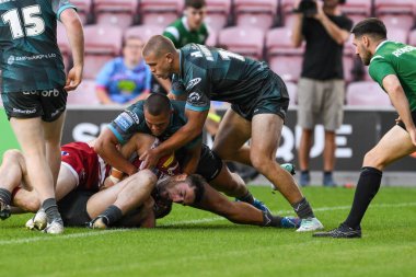 Wigan Warriors 'dan Jake Wardle, Huddersfield Giants' tan Jake Connor ve Huddersfield Giants 'tan Tui Lolohea tarafından oynanan Betfred Süper Lig 20. raundunda Huddersfield Giants' a karşı DW Stadyumu, Wigan, İngiltere 1.