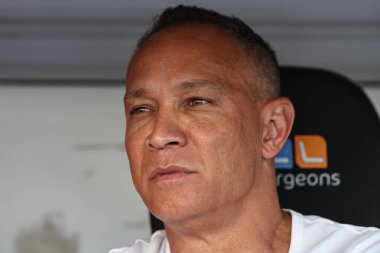 Leigh Leoparlarının baş antrenörü Adrian Lam, 1 Ağustos 2024 'te The Mend-A-Hose Jungle, Castleford, İngiltere' de oynanan 20. Betfred Süper Lig karşılaşmasında yedek kulübesinde oturdu.