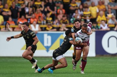 Castleford Tigers 'ın Corey Hall' u Leigh Leopards 'dan Lachlan Lam tarafından The Mend-A-Hose Jungle, Castleford, Birleşik Krallık, 1 Ağustos 2024' te oynanan 20.