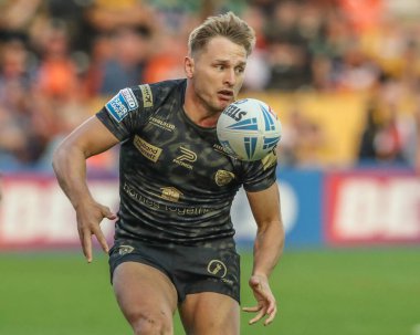 Leoparlar 'dan Brad Dwyer topu Betfred Süper Lig 20. Raundunda geçiyor Castleford Tigers - Leigh Leopards maçında The Mend-A-Hose Jungle, Castleford, Birleşik Krallık, 1 Ağustos 2024