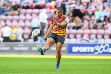 Huddersfield Giants takımından Tui Lolohea, 1 Ağustos 2024 'te Wigan Warriors ile Huddersfield Giants arasında oynanan 20.
