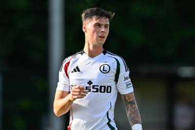 Legia Warszawa 'dan Sergio Barcia UEFA Avrupa Konferansı Ligi İkinci Ön eleme karşılaşmasında Caernarfon Town ile Legia Varşova arasında 1 Ağustos 2024' te Nantporth, Bangor, Birleşik Krallık 'ta oynanan karşılaşma