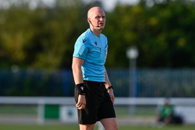 Hakem Ivar Kristjansson UEFA Avrupa Konferans Ligi 2. tur eleme karşılaşmasında Caernarfon Town, Legia Varşova 'ya karşı Nantporth, Bangor, Birleşik Krallık, 1 Ağustos 2024