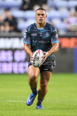Huddersfield Giants takımından Tui Lolohea, 1 Ağustos 2024 'te Wigan Warriors ile Huddersfield Giants arasında oynanan 20.
