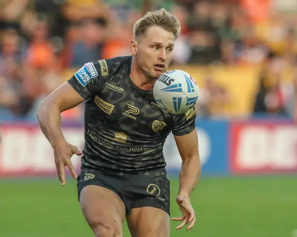 stock image Brad Dwyer of Leigh Leopards passes the ball during the Betfred Super League Round 20 match Castleford Tigers vs Leigh Leopards at The Mend-A-Hose Jungle, Castleford, United Kingdom, 1st August 2024