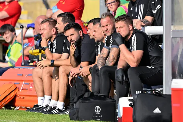 Gonalo Feio, Legia Warszawa teknik direktörü UEFA Avrupa Konferans Ligi 2. tur ön eleme karşılaşmasını izliyor. 1 Ağustos 2024 'te Nantporth, Bangor' da Caernarfon Town ile Legia Varşova karşılaşması.