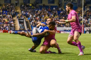 Warrington Wolves takımından Rodrick Tai, Hull KR takımından Mikey Lewis 'in 2 Ağustos 2024' te Halliwell Jones Stadyumu 'nda oynanan Warrington Wolves vs Hull KR maçında topu kaybetmesiyle topu kaybetti.