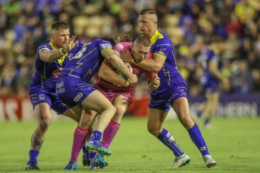 Hull KR 'dan James Batchelor, Warrington Wolves' un 2 Ağustos 2024 'te Halliwell Jones Stadyumu' nda oynanan 20. Warrington Wolves vs Hull KR karşılaşmasında Warrington Wolves 'tan Adam Holroyd tarafından yenildi.