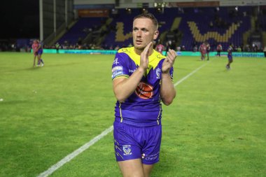 Warrington Wolves 'tan Ben Currie, 2 Ağustos 2024' te İngiltere 'nin Warrington kentinde oynanan Betfred Süper Lig 20. Raundundaki Warrington Wolves vs Hull KR maçında ev sahibi taraftarları alkışlıyor.