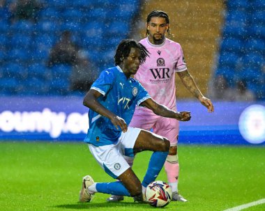 Stockport County takımından Jid Okeke, Blackburn Rovers takımından Tyrhys Dolan 'ı 2 Ağustos 2024' te Stockport 'taki Edgeley Park Stadyumu' nda oynanan Blackburn Rovers maçında yendi.