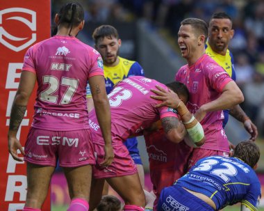 Hull KR 'dan Elliot Minchella ve Hull KR' dan Sauaso Sue, 2 Ağustos 2024 'te Warrington Jones Stadyumu' nda oynanan Betfred Süper Lig 20. raundunda Sues 'in oynadığı Warrington Wolves vs Hull KR maçını kutladılar.