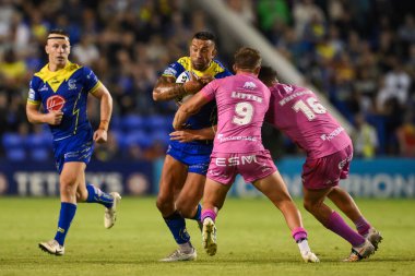 Warrington Wolves 'dan Paul Vaughan, Hull KR' dan Jez Litten ve Hull KR 'dan Jai Whitbread tarafından oynanan Betfred 20. Süper Lig karşılaşmasında Warrington Wolves, Hull KR' a karşı Halliwell Jones Stadyumu, Warrington, Birleşik Krallık, 2 Ağustos 2024