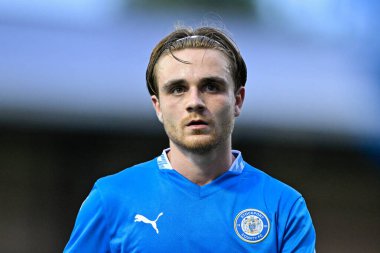 Stockport County 'den Lewis Bate, Stockport County ile Blackburn Rovers arasında oynanan 2 Ağustos 2024 tarihli Stockport Stadyumu karşılaşmasında...