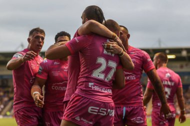 Hull KR takımından Tyrone May, 2 Ağustos 2024 tarihinde Warrington Jones Stadyumu 'nda oynanan Warrington Wolves vs Hull KR karşılaşmasında denemesini kutluyor.