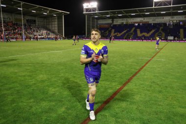 Warrington Wolves 'tan Sam Powell, 2 Ağustos 2024' te Warrington Jones Stadyumu 'nda oynanan 20. Betfred Süper Lig karşılaşmasında seyircileri alkışlıyor.