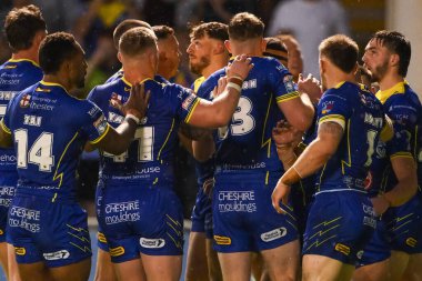 Warrington Wolves takımından Matty Ashton, 2 Ağustos 2024 'te Warrington Jones Stadyumu' nda oynanan Warrington Wolves vs Hull KR karşılaşmasında denemesini kutluyor.