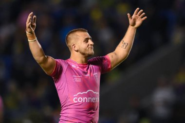 Hull KR 'dan Mikey Lewis, 2 Ağustos 2024' te Warrington Jones Stadyumu 'nda oynanan 20. Warrington Wolves vs Hull KR karşılaşmasında taraftarlarıyla birlikte kutluyor.