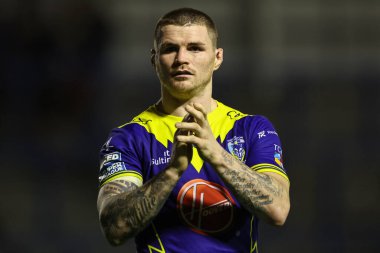 Warrington Wolves takımından John Bateman, 2 Ağustos 2024 'te Warrington Jones Stadyumu' nda oynanan Warrington Wolves vs Hull KR maçında ev sahibi taraftarları alkışlıyor.