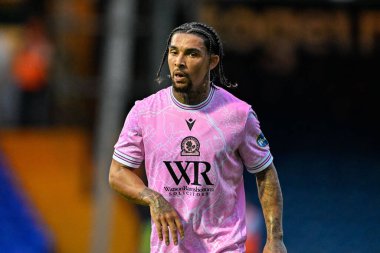 Blackburn Rovers takımından Tyrhys Dolan, Stockport County 'nin Blackburn Rovers' a karşı oynadığı 2 Ağustos 2024 tarihli maç sırasında İngiltere 'nin Stockport şehrindeki Edgeley Park Stadyumu' nda karşı karşıya geldi.