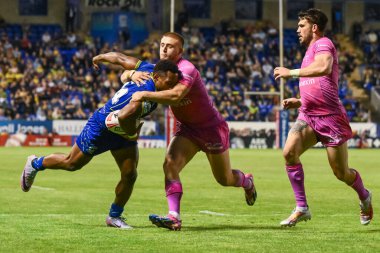 Warrington Wolves 'dan Rodrick Tai, Hull KR' dan Mikey Lewis tarafından oynanan Betfred 20. Lig karşılaşmasında Warrington Wolves, Hull KR 'a karşı Halliwell Jones Stadyumu, Warrington, 2 Ağustos 2024