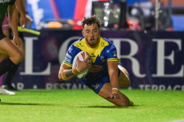 Warrington Wolves takımından Matty Ashton, 2 Ağustos 2024 'te Warrington Jones Stadyumu' nda oynanan Warrington Wolves vs Hull KR maçında bir deneme için sahaya çıkıyor.